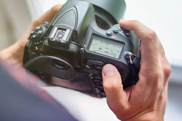 Uomo che prepara la macchina fotografica per una sparatoria — Foto Stock