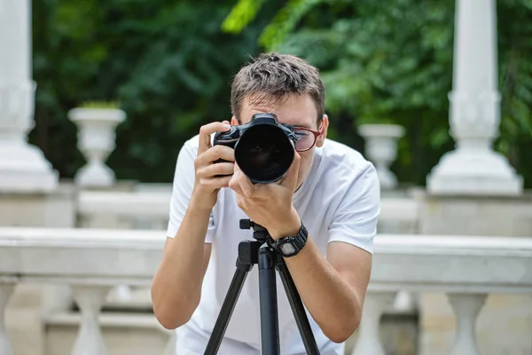 Homem tirando fotos com uma lente telefoto — Fotografia de Stock