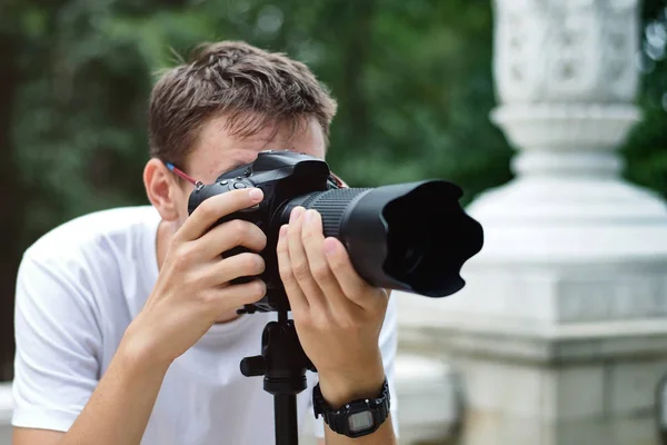 Homem tirando fotos com uma lente telefoto — Fotografia de Stock