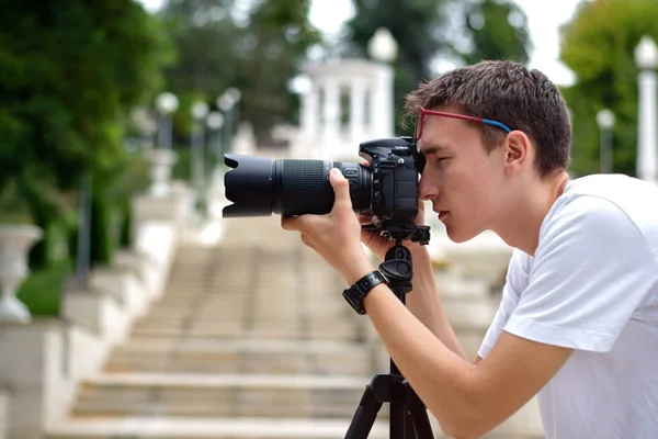 Hombre tomando fotos con una lente de teleobjetivo — Foto de Stock