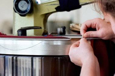 Kumaşla çalışan terzi.