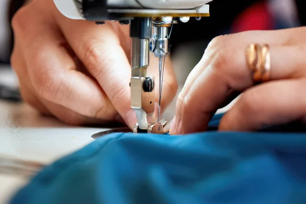 Mulher Trabalhando Uma Máquina Costura — Fotografia de Stock