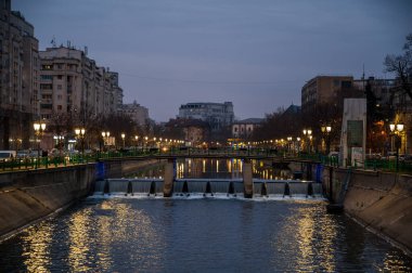 BUCHAREST, ROMANIA - 9 HAZİRAN, 2020: gece Dambovita Nehri