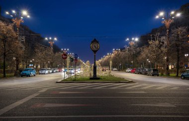 BUCHAREST, ROMANIA - 9 HAZİRAN, 2020: gece Unirii Bulvarı