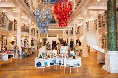 BUCHAREST, ROMANIA - 10 HAZİRAN, 2020: Kitap Dükkanı Carturesti Atlıkarınca 'nın İçi