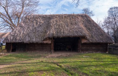 BUCHAREST, ROMANIA - 9 HAZİRAN 2020: Dimitrie Gusti Ulusal Müzesi 'ndeki ahşap kırsal evler