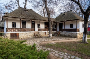 BUCHAREST, ROMANIA - 9 HAZİRAN, 2020: Dimitrie Gusti Ulusal Müzesi 'ndeki kırsal evler