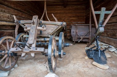 BUCHAREST, ROMANIA - 9 HAZİRAN, 2020: Dimitrie Gusti Ulusal Müzesi 'nde ahşap vagonlar