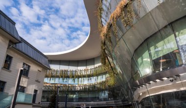 Romanya 'nın Bükreş kentindeki ticari binanın inanılmaz dış görünüşü