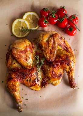 Kızarmış tavuk, domatesli ve limonlu. Chisinau, Moldova