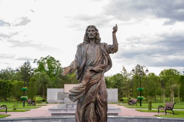 Moldova 'nın Chisinau kentindeki Dendrariu parkında bir çeşmenin ortasındaki İsa heykeli.