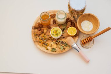 Doğal malzemeler: Bal, fındık, süt, limon, ahşap tabakta krema, Chisinau, Moldova