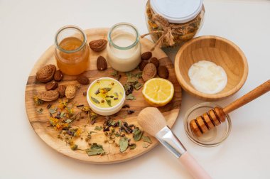 Doğal malzemeler: Bal, fındık, süt, limon, ahşap tabakta krema, Chisinau, Moldova