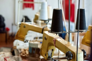 Tekstil üretiminde kumaşla çalışmak için bir makine