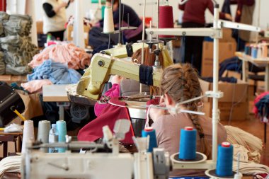 Tekstil üretiminde çalışan kadınlar