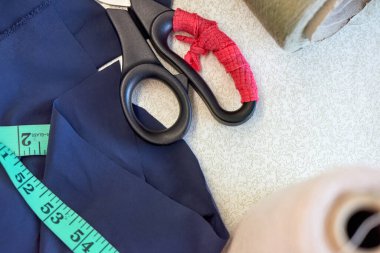 Tekstil üretimi üzerine mezuralı makas ve kumaş