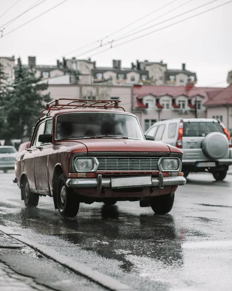 Vieille Voiture Soviétique Rouge Conduisant Dans Les Rues Ville — Photo