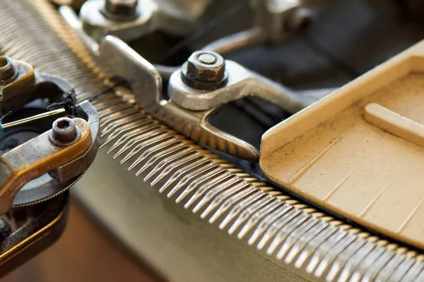 Tekstil üretiminde kumaşla çalışmak için bir makine