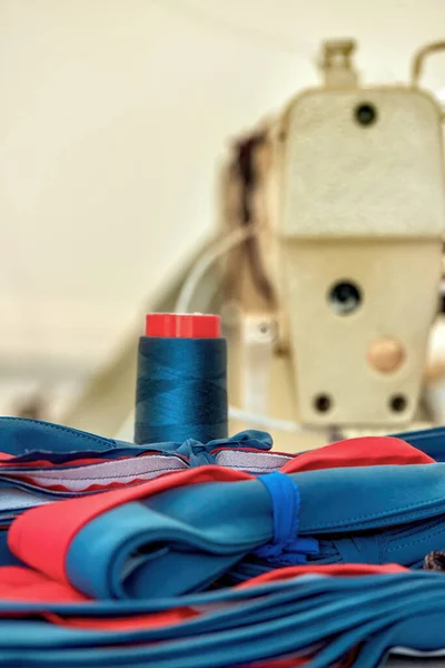 Tecido Azul Vermelho Com Carretel Fios Azuis Produção Têxtil — Fotografia de Stock