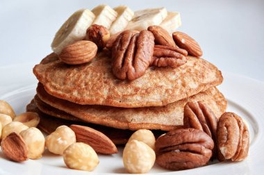 Fındıklı krep ve beyaz bir tabakta dilimlenmiş muz.