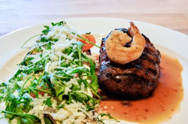 Restoranda yemek, biftek ve salata, Chisinau, Moldova