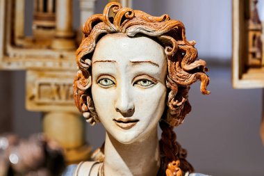 Moldova, Chisinau 'daki Ulusal Güzel Sanatlar Müzesi' nde bir kadın heykeli