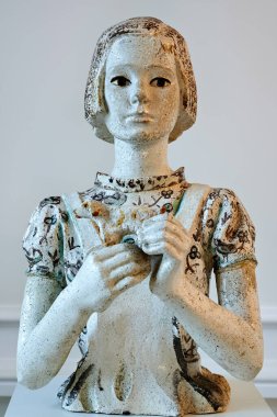 Moldova, Chisinau 'daki Ulusal Güzel Sanatlar Müzesi' nde bir kadın heykeli