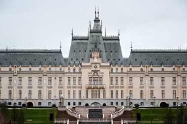 Romanya 'nın İasi kentinde Kültür Sarayı bulutlu havada