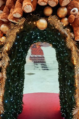 Romanya 'nın Iasi kentindeki bir alışveriş merkezinde oyuncak ayılarla Noel süslemesi