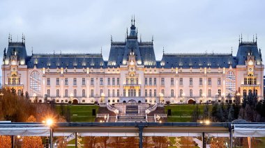 Romanya 'nın İasi kentinde Kültür Sarayı alacakaranlıkta