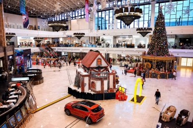 IASI, ROMANIA - 24 Aralık 2019: İçinde Noel ağacı, süslemeler, dükkanlar ve bir sürü insan bulunan bir alışveriş merkezi