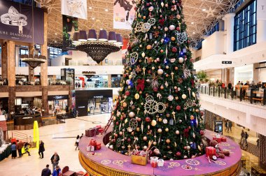 IASI, ROMANIA - 24 Aralık 2019: İçinde Noel ağacı, süslemeler, dükkanlar ve bir sürü insan bulunan bir alışveriş merkezi