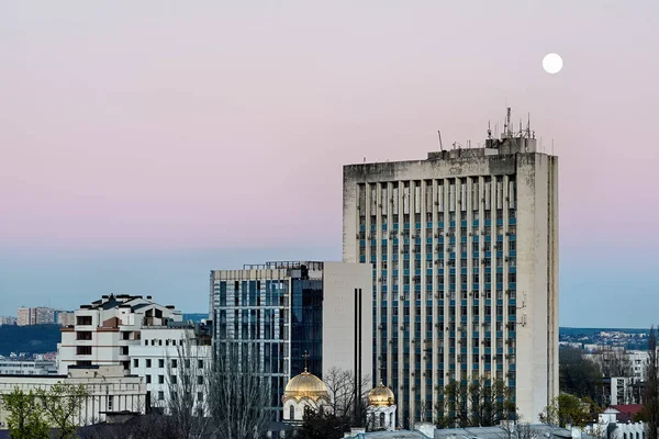 チシナウ モルドバの夕暮れ時に高い商業ビル — ストック写真