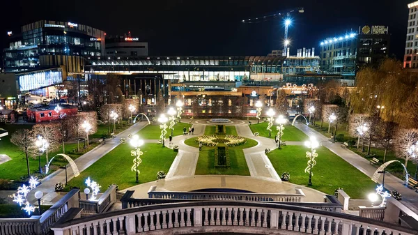 IASI, ROMANIA - 24 Aralık 2019: Gece Kültür Sarayı yakınlarındaki bahçeler birden fazla aydınlatılmış süslemelerle