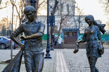 Chisinau, Moldova 'da bir erkek ve bir kadının iki heykeli