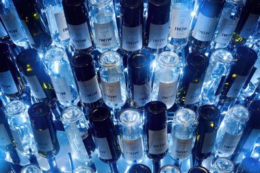 BULBOACA, MOLDOVA - 29 Aralık 2019: Castel Mimi 'den aydınlatmalı bir şişe şarap