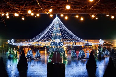 BULBOACA, MOLDOVA - 29 ARALIK 2019: Aydınlatma ile Noel ağacı