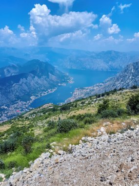 Karadağ 'da Kotor, körfez ve yüksek dağların manzarası