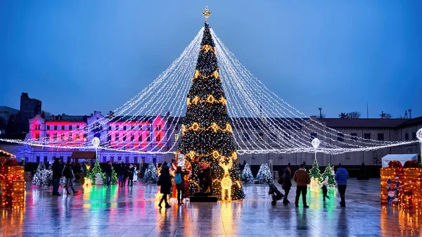 Bulboaca Moldova Diciembre 2019 Árbol Navidad Con Gente Que Camina — Foto de Stock