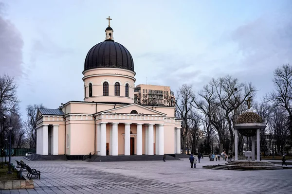 Chisinau Moldova 2019年12月29日 教会の機知に富んだ人々が目の前を歩く — ストック写真