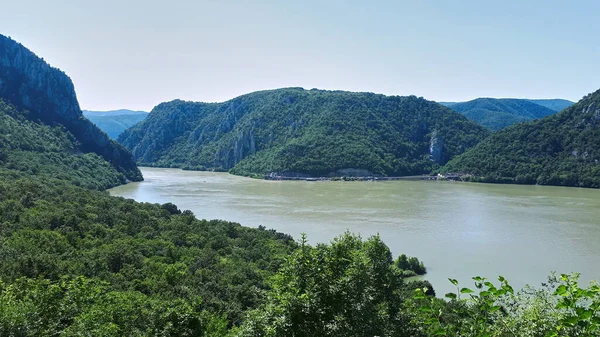 Dunaj Skalistymi Brzegami Pokrytymi Bujnymi Drzewami — Zdjęcie stockowe