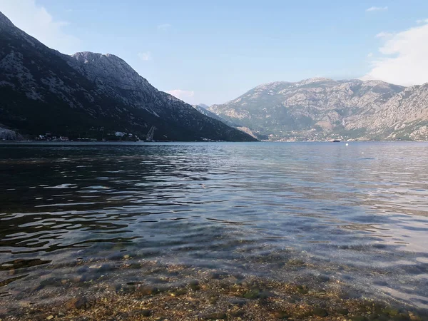 Voda Kotorského Zálivu Hory Černé Hoře — Stock fotografie