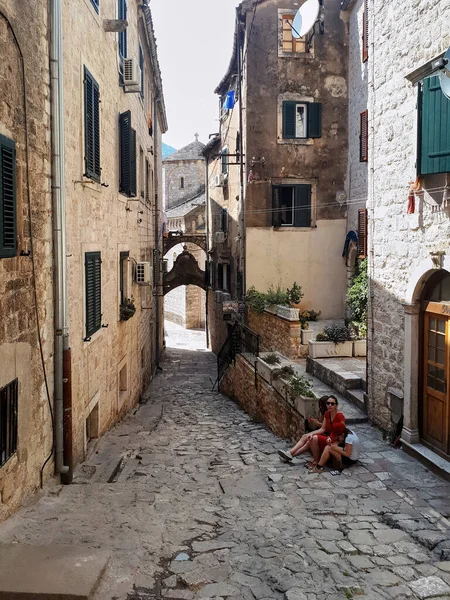 Kotor Montenegro Julio 2019 Una Calle Con Edificios Piedra Antiguos — Foto de Stock