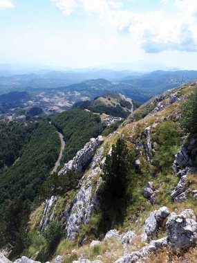 Karadağ 'ın manzarası, yeşillikle kaplı tepeler, ön planda yamaç