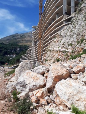 Karadağ 'ın Petrovac kentinde vinçli ev yapımı