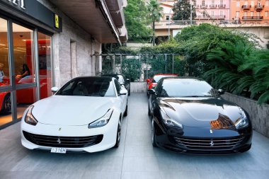 Monako, Monako - 13 Eylül 2019 Ferrari mağazasının yakınına park etmiş Ferrari 'ler.