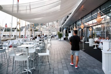 Monako, Monako - 13 Eylül 2019: insanlar toprak setinde yürüyor ve dinleniyor.