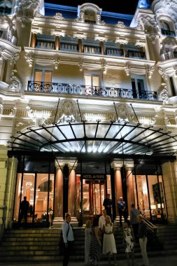 MONACO, MONACO - 13 Eylül 2019: gece Hotel de Paris 'e giriş ve önündeki insanlar