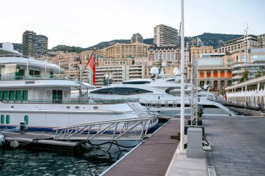 Akdeniz 'de demirli yatlar Monako' da deniz maliyeti, arka planda binalar