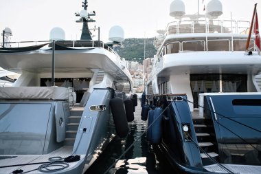 Akdeniz 'de demirli yatlar Monako' da deniz maliyeti, arka planda binalar
